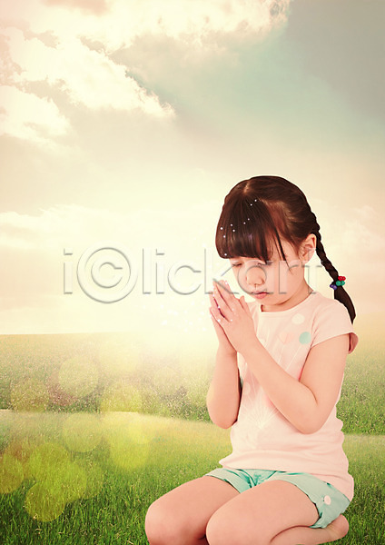 어린이 여자 한국인 한명 PSD 편집이미지 구름(자연) 기도 눈감음 무릎꿇기 앉기 잔디 전신 편집 하늘 합장