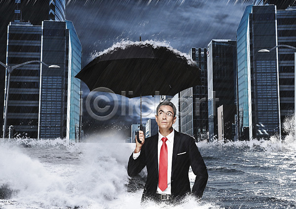 40대 남자 서양인 성인 한명 PSD 편집이미지 가로등 도시 비(날씨) 비즈니스맨 빌딩 상반신 올려보기 우산 편집 폭우 홍수