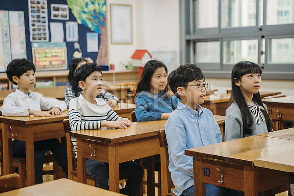 10대 남자 어린이 여러명 여자 초등학생 한국인 JPG 앞모습 옆모습 포토 교실 교육 상반신 수업 스쿨라이프 실내 앉기 어린이교육 책상 초등학교 친구