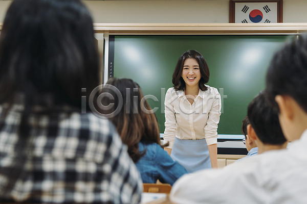 10대 20대 남자 성인 어린이 여러명 여자 초등학생 한국인 JPG 뒷모습 앞모습 포토 교사 교실 교육 상반신 수업 스쿨라이프 실내 앉기 어린이교육 웃음 책상 초등학교 칠판 태극기
