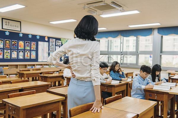 10대 20대 남자 성인 어린이 여러명 여자 초등학생 한국인 JPG 뒷모습 옆모습 포토 교실 교육 상반신 서기 수업 스쿨라이프 실내 앉기 어린이교육 책상 초등학교