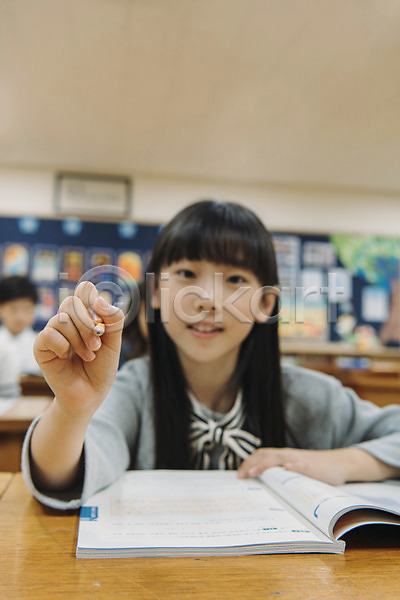 10대 소녀만 어린이 여자 초등학생 한국인 한명 JPG 앞모습 포토 교실 교육 미소(표정) 상반신 수업 스쿨라이프 실내 앉기 어린이교육 웃음 책상 초등학교