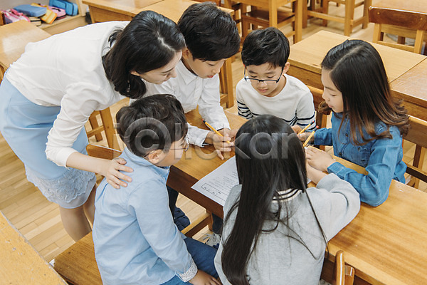 10대 20대 남자 성인 어린이 여러명 여자 초등학생 한국인 JPG 뒷모습 앞모습 옆모습 포토 교사 교실 교육 국내포토 대화 상반신 서기 수업 스쿨라이프 시험지 실내 앉기 어린이교육 책상 초등학교