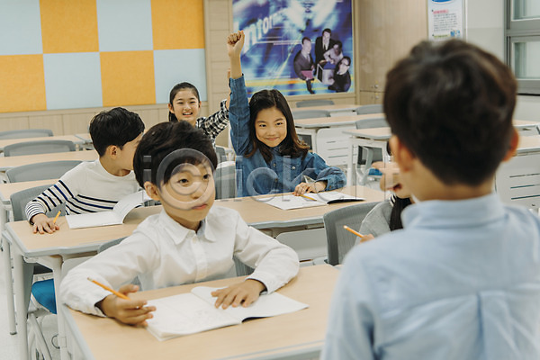 10대 남자 어린이 여러명 여자 초등학생 한국인 JPG 뒷모습 앞모습 포토 교실 발표 상반신 서기 수업 스쿨라이프 실내 앉기 어린이교육 웃음 질문 책상 초등학교 친구