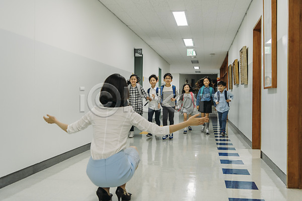 10대 20대 남자 성인 어린이 여러명 여자 초등학생 한국인 JPG 뒷모습 앞모습 포토 교사 달리기 복도 스쿨라이프 실내 앉기 어린이교육 전신 초등학교 팔벌리기
