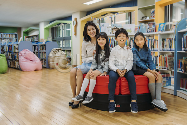 10대 20대 남자 성인 어린이 여러명 여자 초등학생 한국인 JPG 앞모습 포토 교사 도서관 스쿨라이프 실내 앉기 어린이교육 웃음 전신 초등학교