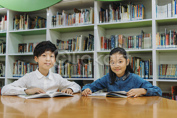 10대 남자 두명 어린이 여자 초등학생 한국인 JPG 앞모습 포토 도서관 독서 상반신 스쿨라이프 실내 앉기 어린이교육 웃음 책상 초등학교 친구