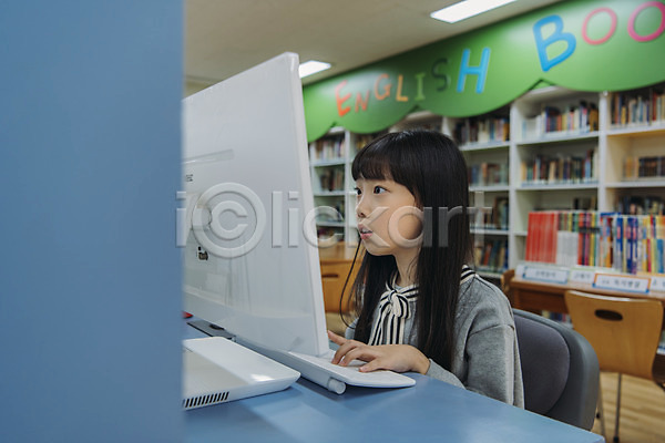 집중 10대 십대여자한명만 어린이 여자 초등학생 한국인 한명 JPG 옆모습 포토 도서관 상반신 스쿨라이프 실내 앉기 어린이교육 책 책장 초등학교 컴퓨터