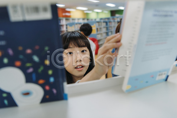 10대 세명 십대여자한명만 어린이 여자 초등학생 한국인 JPG 앞모습 포토 도서관 상반신 스쿨라이프 실내 앉기 어린이교육 책 책장 초등학교