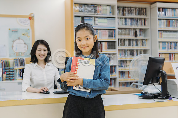 10대 20대 두명 성인 어린이 여자 여자만 초등학생 한국인 JPG 앞모습 포토 교사 도서관 들기 상반신 서기 스쿨라이프 실내 앉기 어린이교육 웃음 책 책장 초등학교 컴퓨터