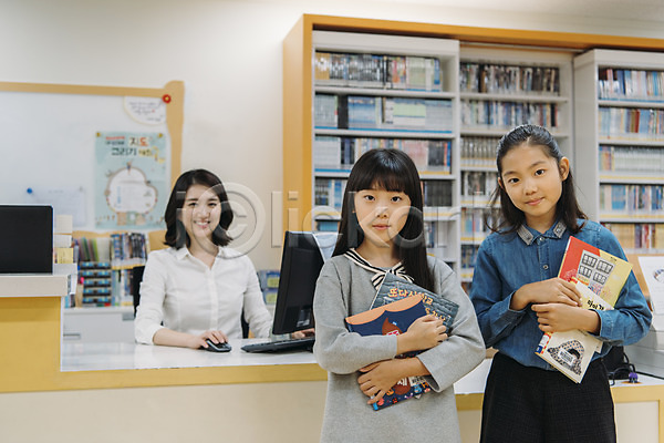 10대 20대 성인 세명 어린이 여자 여자만 초등학생 한국인 JPG 앞모습 포토 교사 도서관 들기 상반신 서기 스쿨라이프 실내 앉기 어린이교육 웃음 책 책장 초등학교