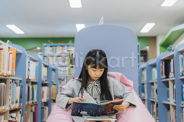집중 10대 십대여자한명만 어린이 여자 초등학생 한국인 한명 JPG 앞모습 포토 도서관 독서 상반신 스쿨라이프 실내 앉기 어린이교육 웃음 책 책장 초등학교