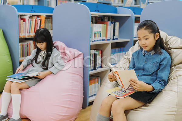 집중 10대 두명 십대여자만 어린이 여자 초등학생 한국인 JPG 앞모습 옆모습 포토 도서관 독서 스쿨라이프 실내 앉기 어린이교육 웃음 책 책장 초등학교 친구