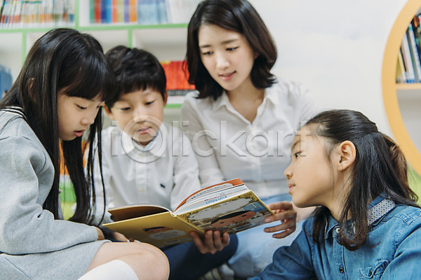 집중 10대 20대 남자 성인 어린이 여러명 여자 초등학생 한국인 JPG 앞모습 옆모습 포토 교사 도서관 독서 상반신 스쿨라이프 실내 앉기 어린이교육 책 책장 초등학교
