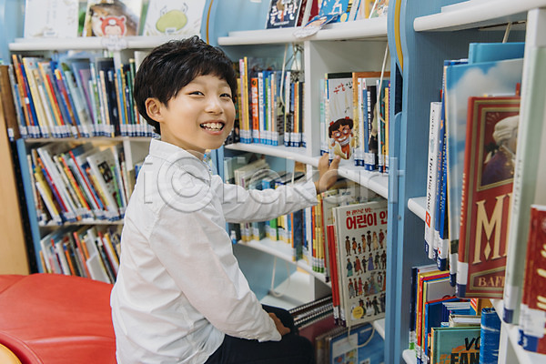 10대 남자 십대남자한명만 어린이 초등학생 한국인 한명 JPG 앞모습 포토 도서관 상반신 스쿨라이프 실내 앉기 어린이교육 웃음 책 책장 초등학교