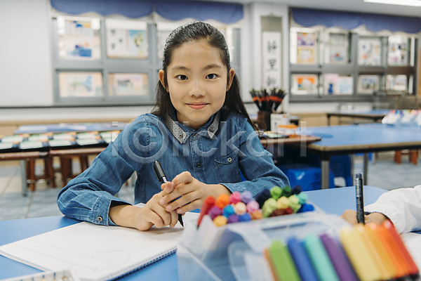 10대 소녀만 어린이 여자 초등학생 한국인 한명 JPG 앞모습 포토 교실 미술 미술교육 미술실 방과후 사인펜 상반신 스쿨라이프 실내 앉기 어린이교육 웃음 초등학교