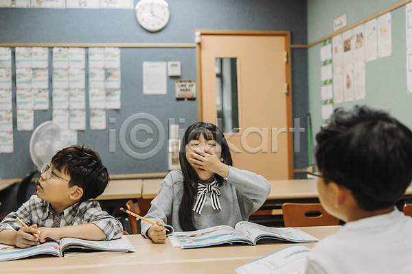 집중 10대 남자 세명 어린이 여자 초등학생 한국인 JPG 뒷모습 앞모습 옆모습 포토 교실 상반신 스쿨라이프 실내 앉기 어린이교육 영어 영어교육 책상 초등학교 친구 하품 학교