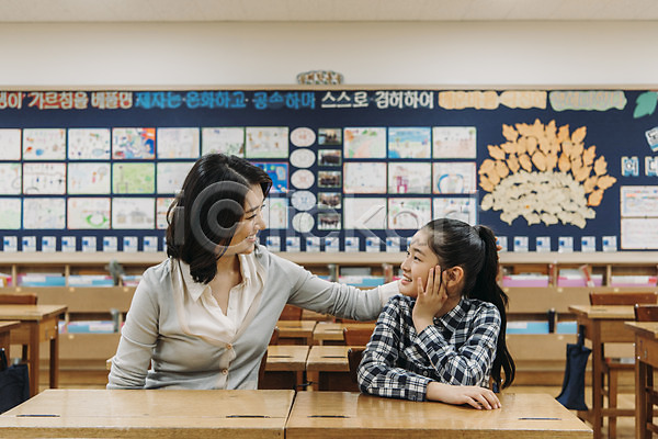 10대 20대 두명 성인 어린이 여자 여자만 초등학생 한국인 JPG 앞모습 포토 교사 교실 마주보기 사제지간 상반신 스쿨라이프 실내 앉기 어린이교육 웃음 책상 초등학교 턱괴기