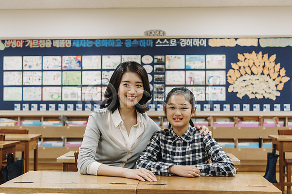 10대 20대 두명 성인 어린이 여자 여자만 초등학생 한국인 JPG 앞모습 포토 교사 교실 사제지간 상반신 스쿨라이프 실내 앉기 어린이교육 웃음 책상 초등학교