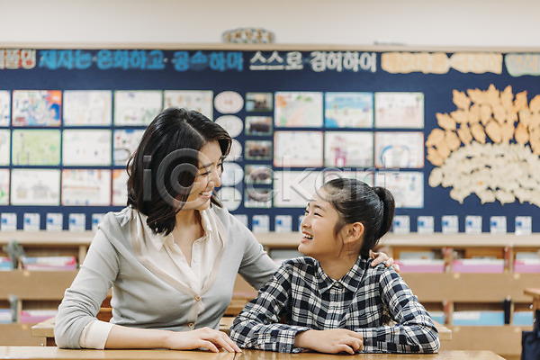 10대 20대 두명 성인 어린이 여자 여자만 초등학생 한국인 JPG 앞모습 포토 교사 교실 마주보기 사제지간 상반신 스쿨라이프 실내 앉기 어린이교육 웃음 책상 초등학교