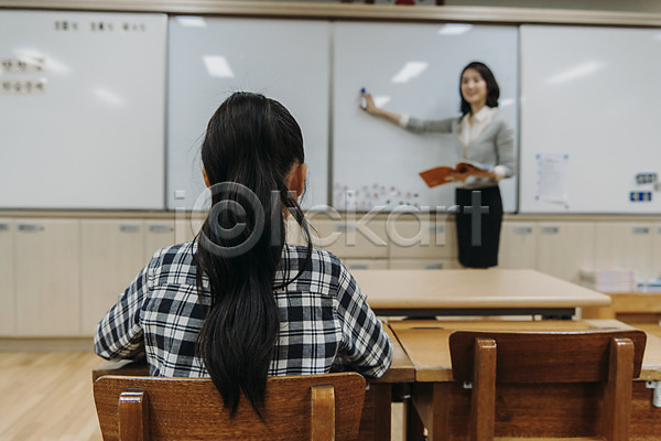 집중 10대 20대 두명 성인 어린이 여자 여자만 초등학생 한국인 JPG 뒷모습 앞모습 포토 교사 교실 상반신 서기 수업 스쿨라이프 실내 앉기 어린이교육 웃음 책상 초등학교 칠판