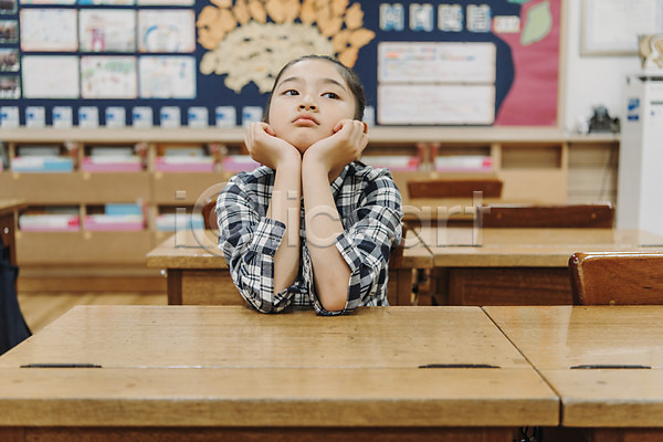 지루함 10대 소녀만 어린이 여자 초등학생 한국인 한명 JPG 앞모습 포토 교실 상반신 생각 스쿨라이프 실내 앉기 어린이교육 엎드리기 책상 초등학교 턱괴기