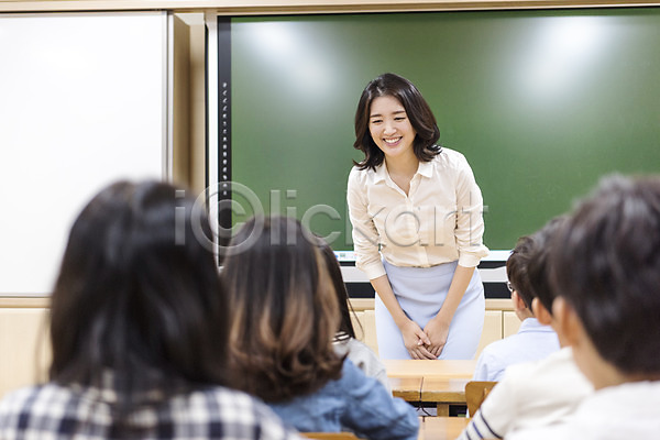 10대 20대 남자 성인 어린이 여러명 여자 초등학생 한국인 JPG 뒷모습 앞모습 포토 교사 교실 상반신 서기 수업 스쿨라이프 실내 앉기 어린이교육 웃음 의자 책상 초등학교 칠판