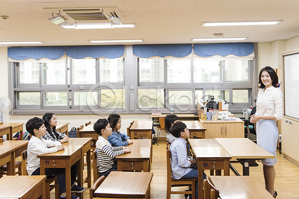 10대 20대 남자 성인 어린이 여러명 여자 초등학생 한국인 JPG 앞모습 옆모습 포토 교사 교실 상반신 서기 수업 스쿨라이프 실내 앉기 어린이교육 웃음 의자 책상 초등학교