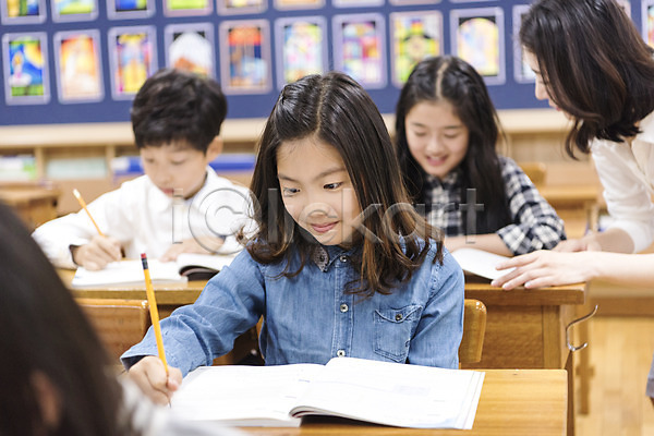 10대 20대 남자 성인 어린이 여러명 여자 초등학생 한국인 JPG 앞모습 옆모습 포토 교사 교실 상반신 수업 스쿨라이프 실내 앉기 어린이교육 웃음 의자 책상 초등학교