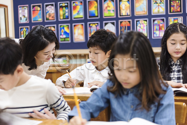 10대 20대 남자 성인 어린이 여러명 여자 초등학생 한국인 JPG 앞모습 옆모습 포토 교사 교실 상반신 수업 스쿨라이프 실내 앉기 어린이교육 웃음 의자 책상 초등학교