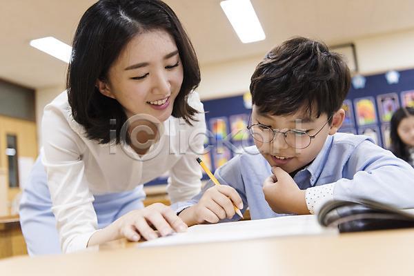 10대 20대 남자 두명 성인 어린이 여자 초등학생 한국인 JPG 앞모습 포토 교사 교실 상반신 서기 수업 스쿨라이프 실내 앉기 어린이교육 웃음 의자 책상 초등학교