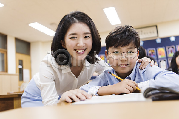 10대 20대 남자 두명 성인 어린이 여자 초등학생 한국인 JPG 앞모습 포토 교사 교실 상반신 서기 수업 스쿨라이프 실내 앉기 어린이교육 웃음 의자 책상 초등학교