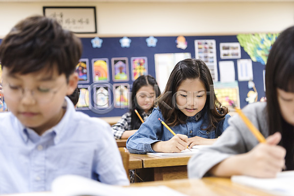 10대 남자 어린이 여러명 여자 초등학생 한국인 JPG 앞모습 포토 교실 상반신 스쿨라이프 실내 앉기 어린이교육 웃음 의자 책상 초등학교 친구