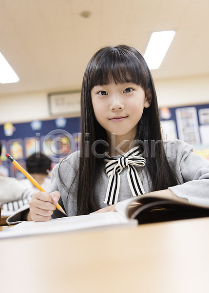 10대 소녀만 어린이 여자 초등학생 한국인 한명 JPG 앞모습 포토 교실 상반신 스쿨라이프 실내 앉기 어린이교육 웃음 의자 책상 초등학교
