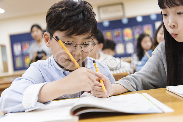 10대 남자 어린이 여러명 여자 초등학생 한국인 JPG 앞모습 포토 교실 상반신 수업 스쿨라이프 실내 앉기 어린이교육 웃음 의자 책상 초등학교 친구
