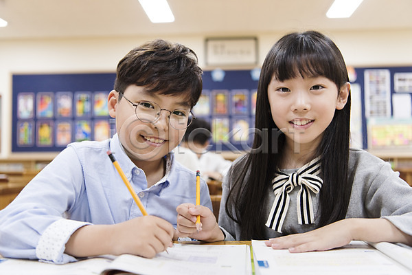 10대 남자 두명 어린이 여자 초등학생 한국인 JPG 앞모습 포토 교실 상반신 수업 스쿨라이프 실내 앉기 어린이교육 웃음 의자 책상 초등학교 친구