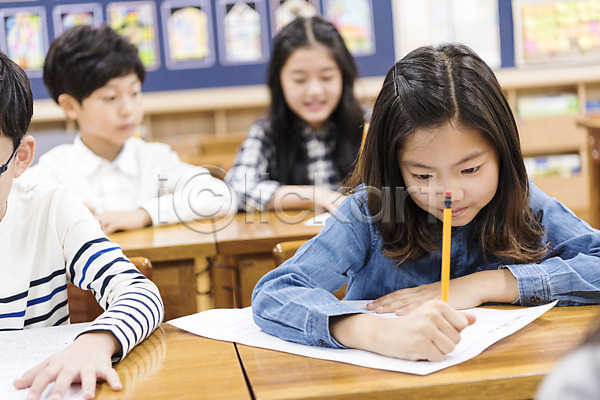 집중 10대 남자 어린이 여러명 여자 초등학생 한국인 JPG 앞모습 포토 교실 상반신 스쿨라이프 실내 앉기 어린이교육 웃음 의자 책상 초등학교 친구