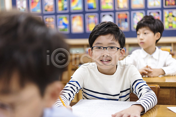 10대 남자 세명 십대남자만 어린이 여자 초등학생 한국인 JPG 앞모습 옆모습 포토 교실 상반신 스쿨라이프 실내 앉기 어린이교육 웃음 의자 책상 초등학교 친구