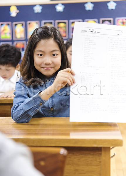 10대 남자 어린이 여러명 여자 초등학생 한국인 JPG 앞모습 포토 교실 들기 상반신 스쿨라이프 시험지 실내 앉기 어린이교육 웃음 의자 책상 초등학교 친구