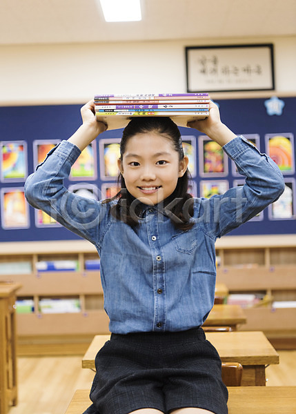 10대 소녀만 어린이 여자 초등학생 한국인 한명 JPG 앞모습 포토 교과서 교실 들기 상반신 스쿨라이프 실내 앉기 어린이교육 웃음 의자 책상 초등학교