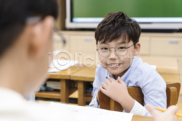 10대 남자 두명 소년만 십대남자만 어린이 초등학생 한국인 JPG 뒷모습 앞모습 포토 교실 상반신 스쿨라이프 실내 앉기 어린이교육 웃음 의자 책상 초등학교 친구