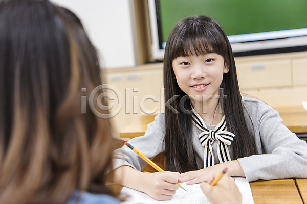 10대 두명 십대여자만 어린이 여자 초등학생 한국인 JPG 뒷모습 앞모습 포토 교실 상반신 스쿨라이프 실내 앉기 어린이교육 웃음 의자 책상 초등학교 친구 학교