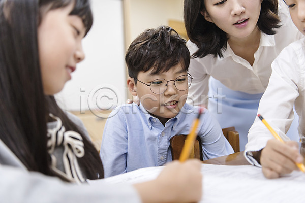 10대 20대 남자 성인 어린이 여러명 여자 초등학생 한국인 JPG 앞모습 옆모습 포토 교사 교실 대화 상반신 수업 스쿨라이프 시험지 실내 앉기 어린이교육 웃음 의자 책상 초등학교 토론
