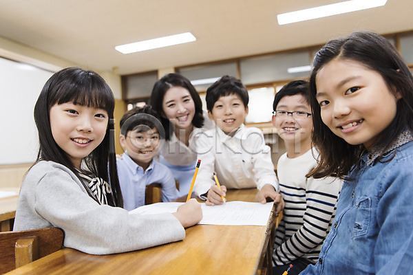 10대 20대 남자 성인 어린이 여러명 여자 초등학생 한국인 JPG 앞모습 포토 교사 교실 상반신 수업 스쿨라이프 실내 앉기 어린이교육 웃음 의자 책상 초등학교