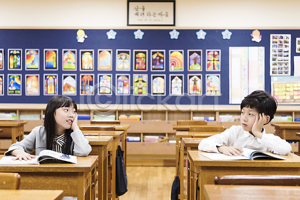 10대 남자 두명 어린이 여자 초등학생 한국인 JPG 앞모습 포토 교과서 교실 딴짓 상반신 스쿨라이프 실내 앉기 어린이교육 웃음 의자 책상 초등학교 친구 턱괴기