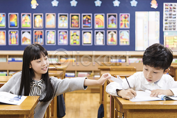 10대 남자 두명 어린이 여자 초등학생 한국인 JPG 앞모습 포토 교과서 교실 딴짓 러브레터 상반신 스쿨라이프 실내 앉기 어린이교육 웃음 의자 주기 쪽지 책상 초등학교 친구
