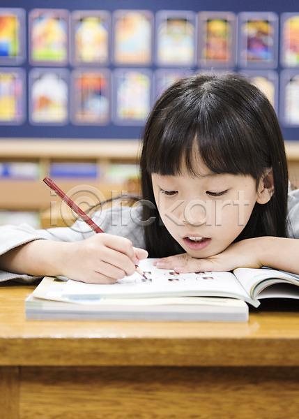 지루함 10대 소녀만 어린이 여자 초등학생 한국인 한명 JPG 앞모습 포토 교실 문제집 문제풀기 상반신 스쿨라이프 실내 앉기 어린이교육 엎드리기 의자 책상 초등학교