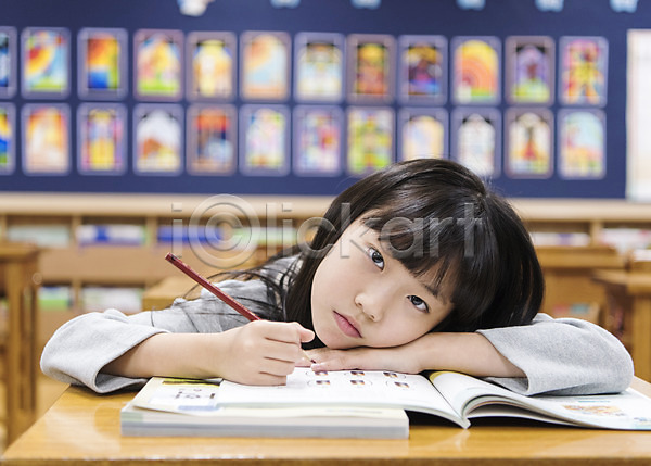 스트레스 지루함 10대 소녀만 어린이 여자 초등학생 한국인 한명 JPG 앞모습 포토 교실 문제집 문제풀기 상반신 스쿨라이프 실내 앉기 어린이교육 엎드리기 의자 책상 초등학교