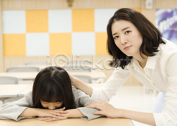 슬픔 위로 10대 20대 성인 어린이 여자 여자만 초등학생 한국인 JPG 앞모습 포토 교사 교실 상반신 스쿨라이프 실내 앉기 어린이교육 엎드리기 의자 책상 초등학교