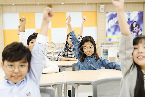 10대 남자 어린이 여러명 여자 초등학생 한국인 JPG 앞모습 포토 교실 발표 상반신 손들기 수업 스쿨라이프 실내 앉기 어린이교육 웃음 의자 책상 초등학교 친구